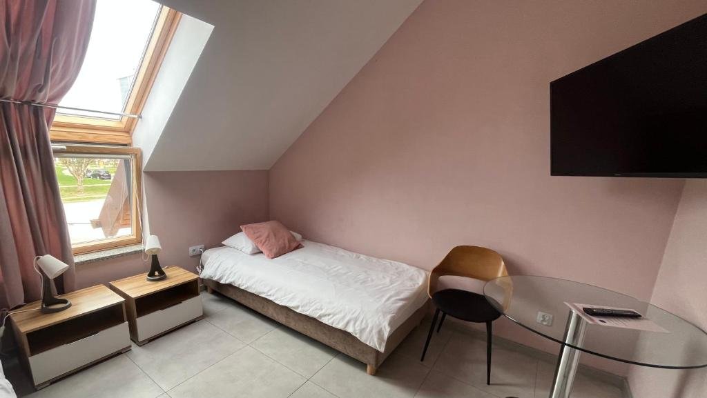 Wnętrze pokoju gościnnego w obiekcie Pokoje Gościnne u Kovi w Legnicy
